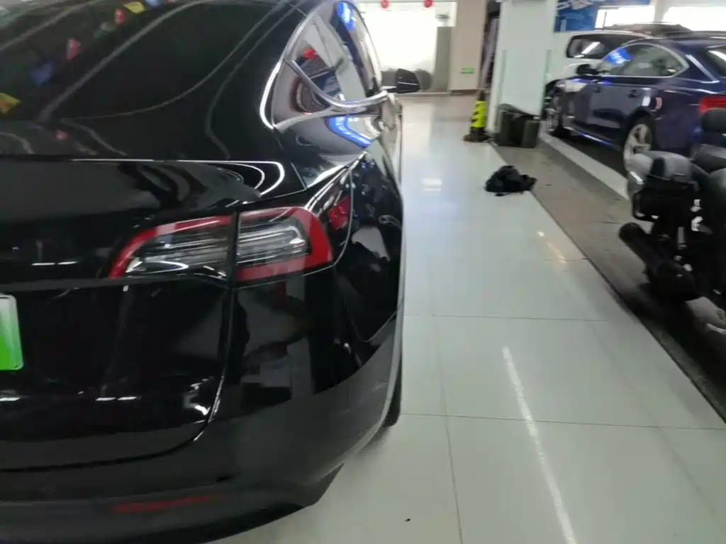 Tesla Model Y — миниатюра 8