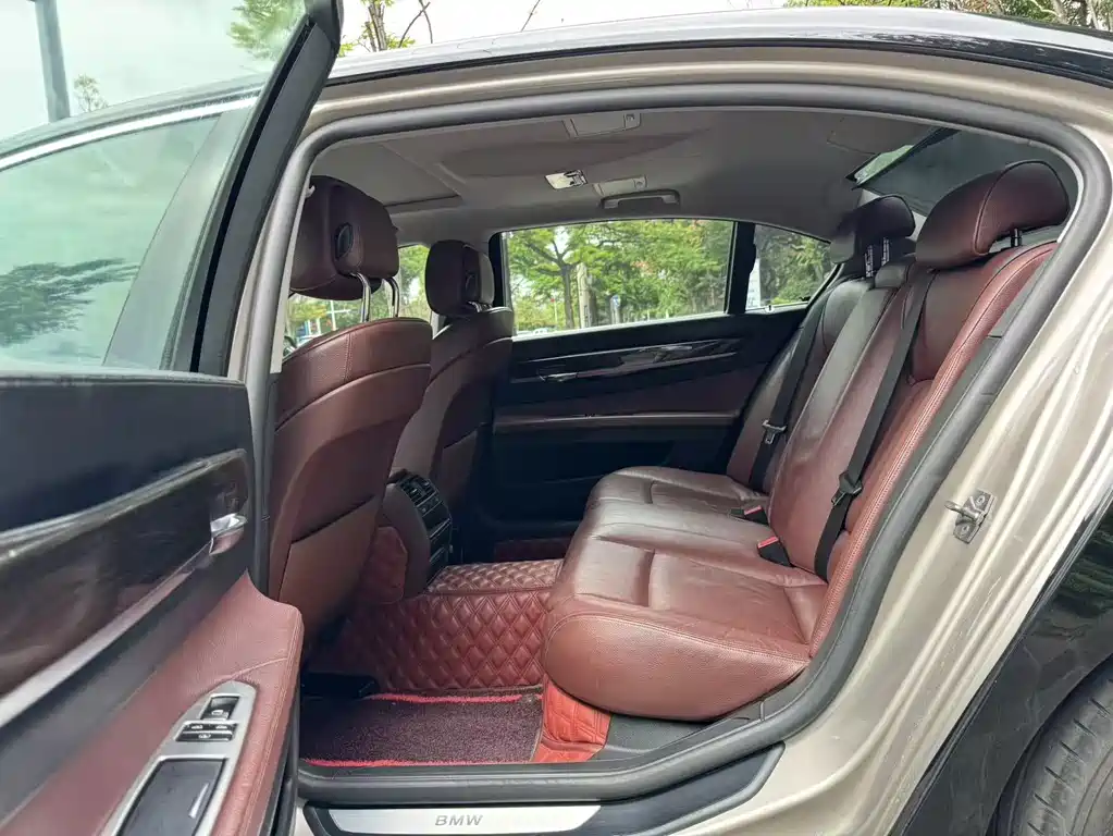 BMW 7 Series — миниатюра 8