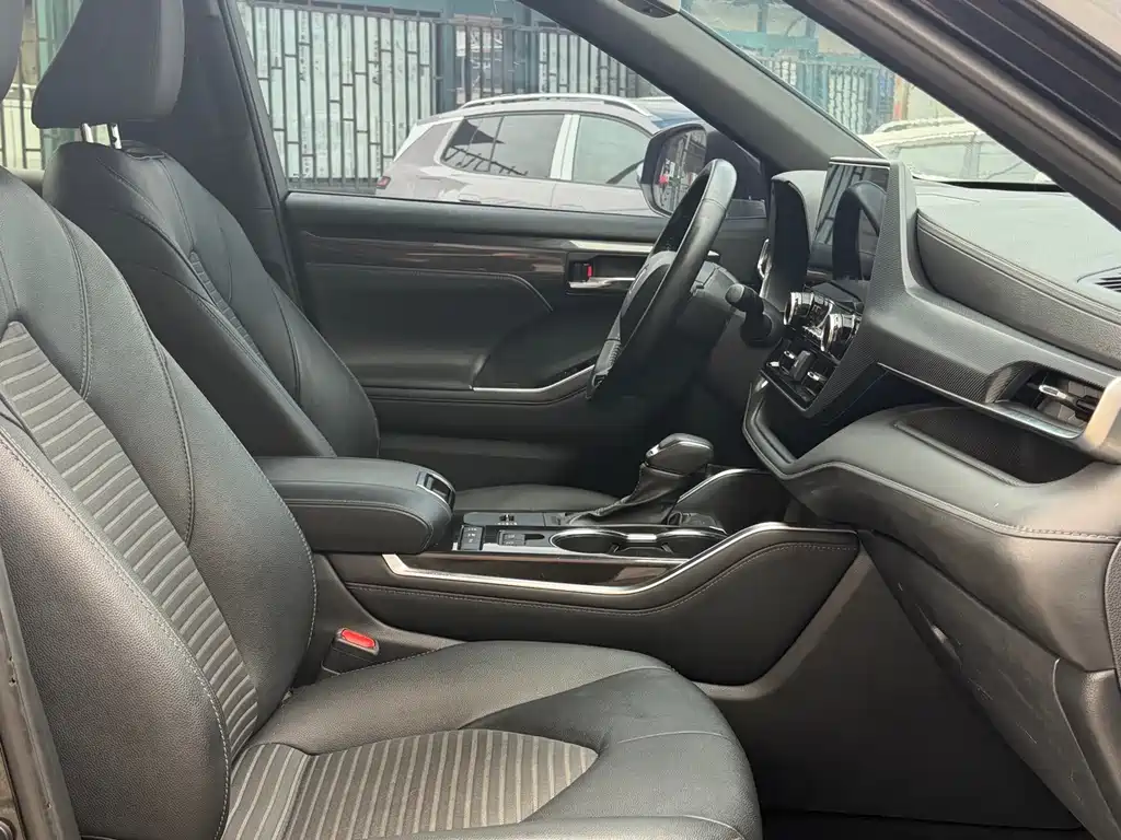 Toyota Crown Kluger — миниатюра 20