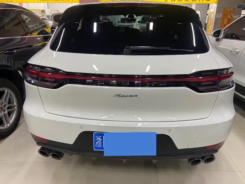 PORSCHE MACAN