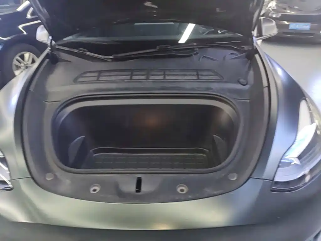 Tesla Model Y — миниатюра 20