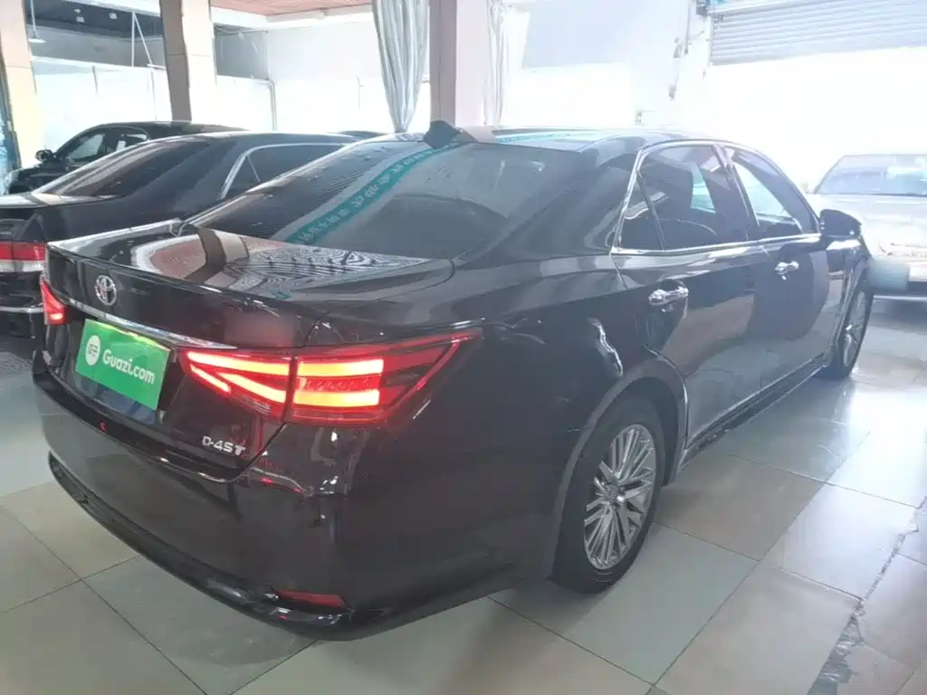 Toyota Crown — миниатюра 7