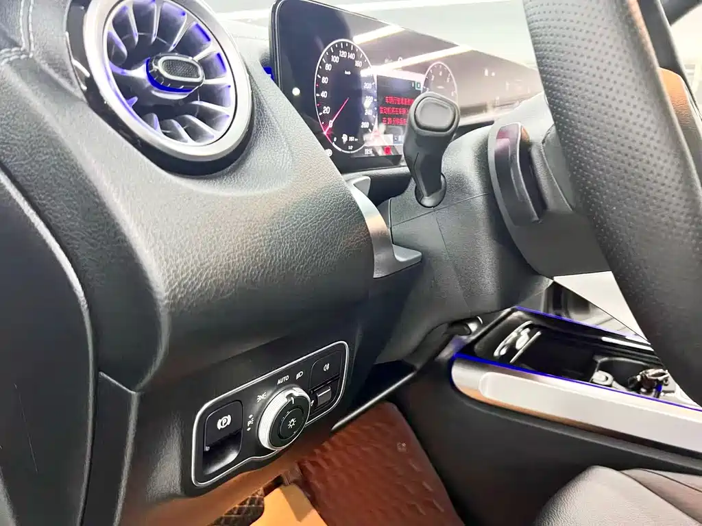Mercedes-Benz GLB — миниатюра 11