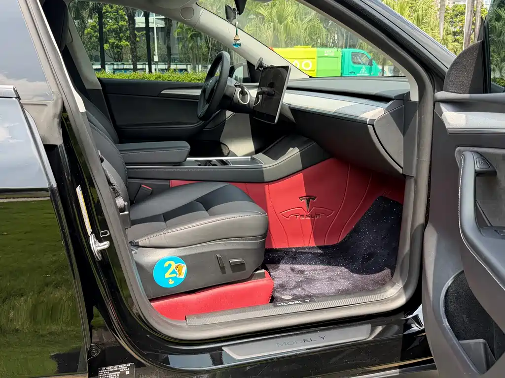 Tesla Model Y — миниатюра 10