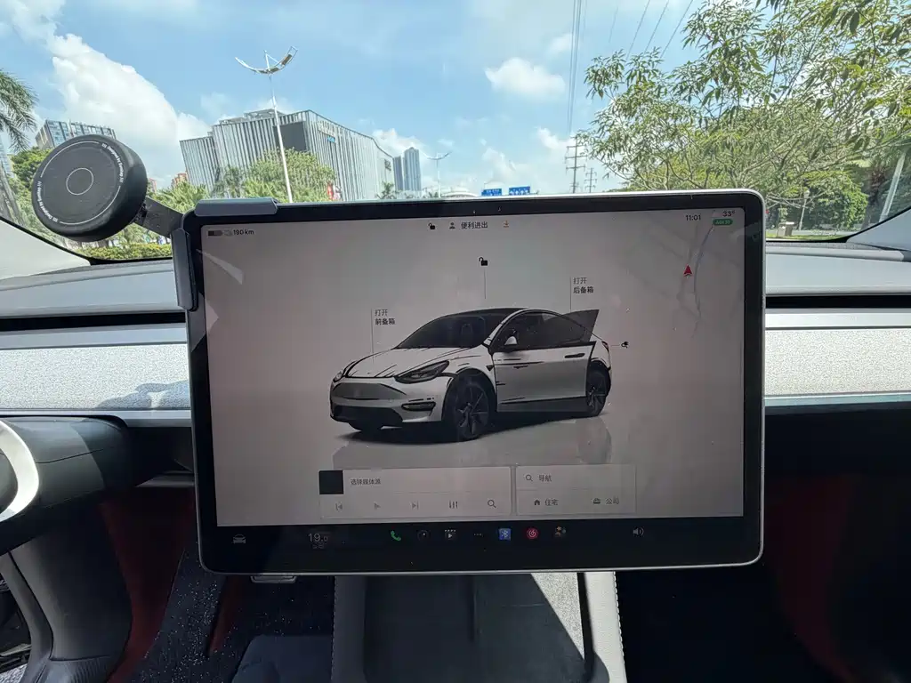Tesla Model Y — миниатюра 16