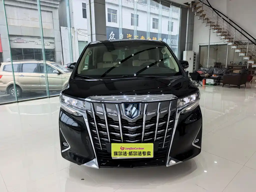 Toyota Alphard - фото 2