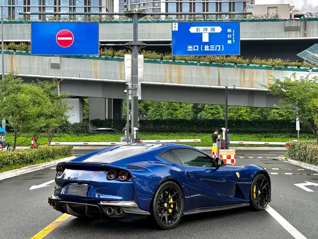 Ferrari 812 — миниатюра 7