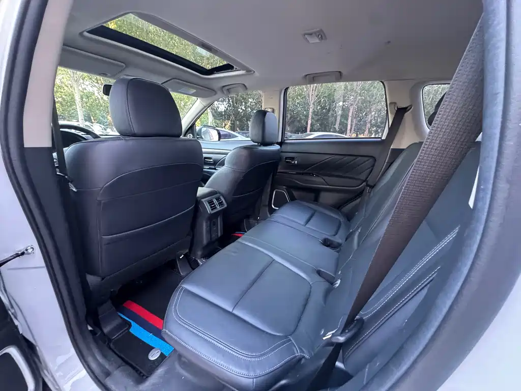 MITSUBISHI OUTLANDER