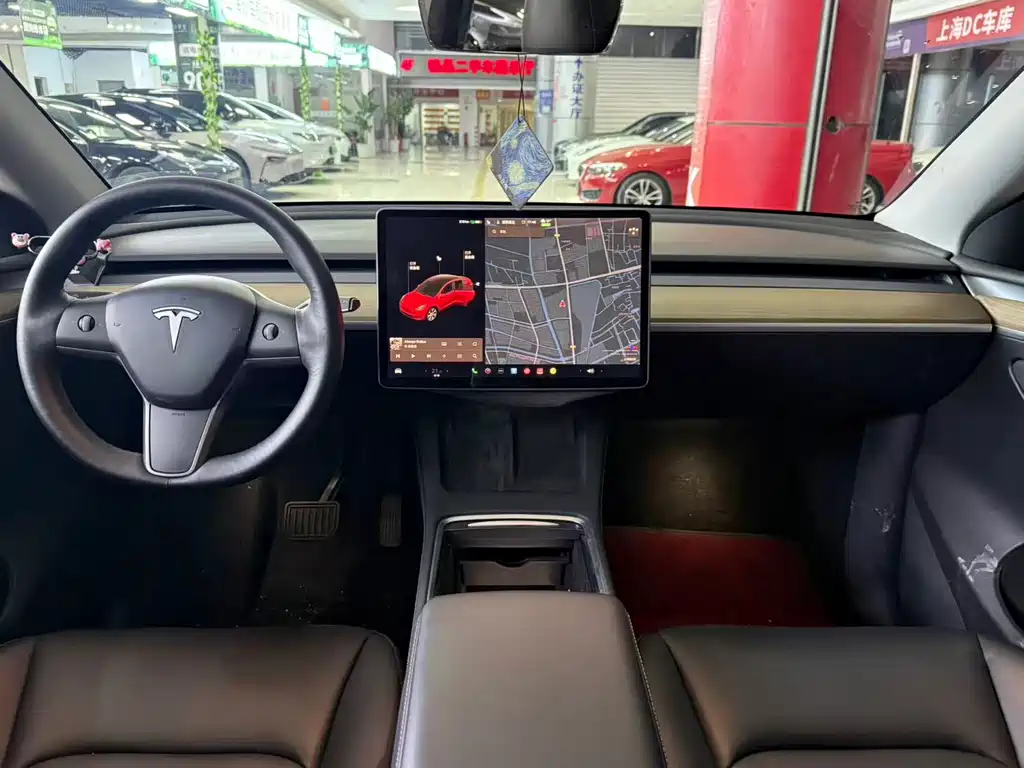 TESLA MODEL Y
