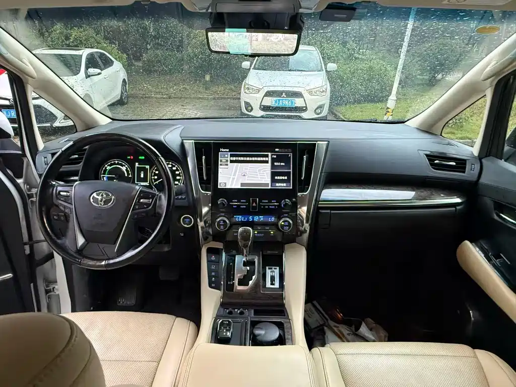 Toyota Alphard — миниатюра 8