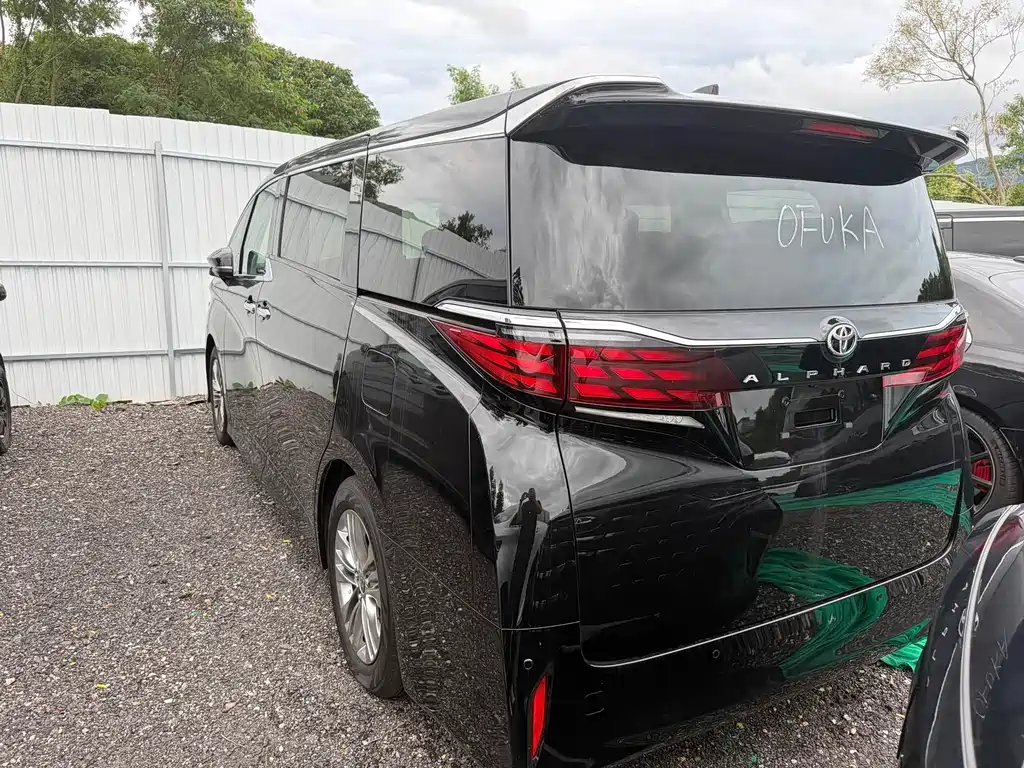 Toyota Alphard — миниатюра 7
