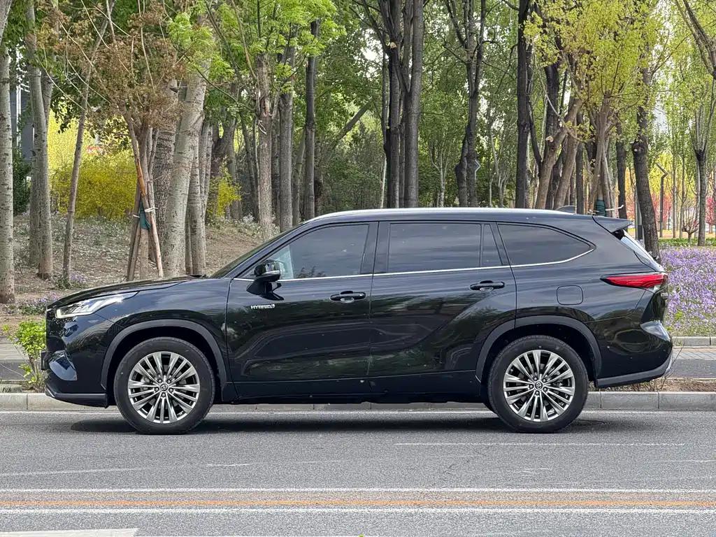 Toyota Highlander 2022 2.5L Luxury 7 мест