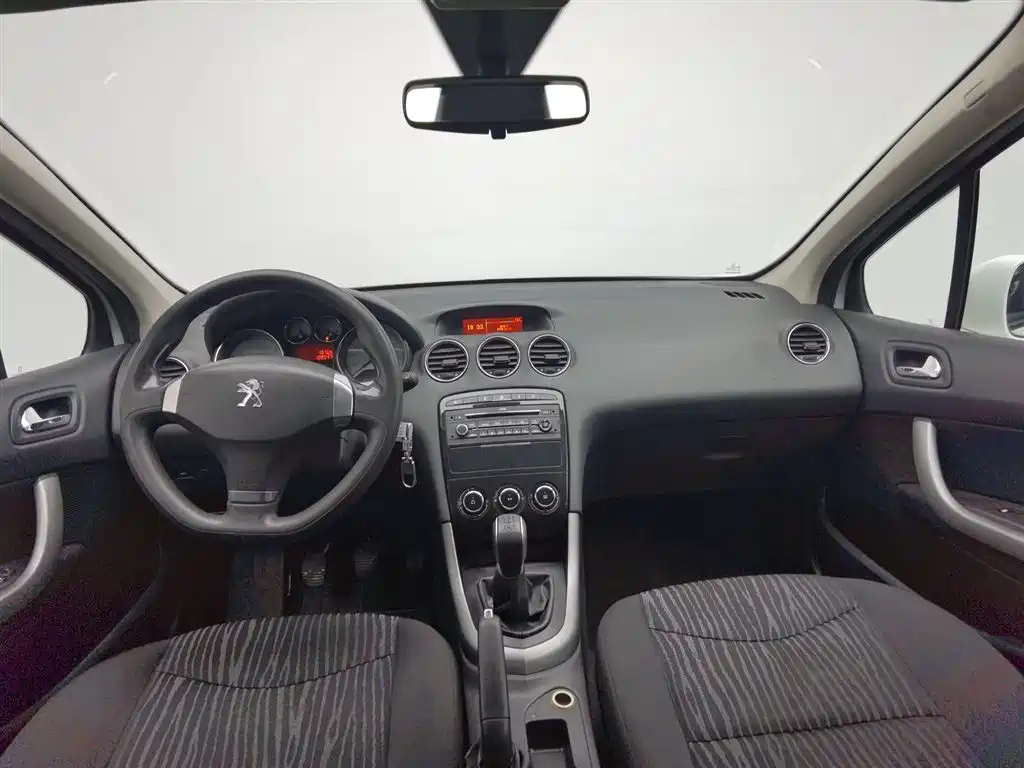 Peugeot 408 2013 1.6L MT Comfort