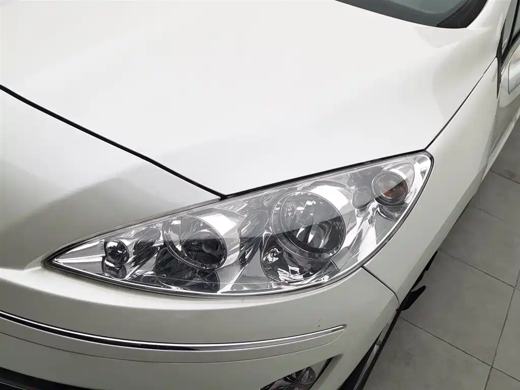 Peugeot 408 2013 1.6L MT Comfort