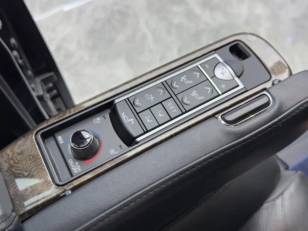 Toyota Alphard — миниатюра 14