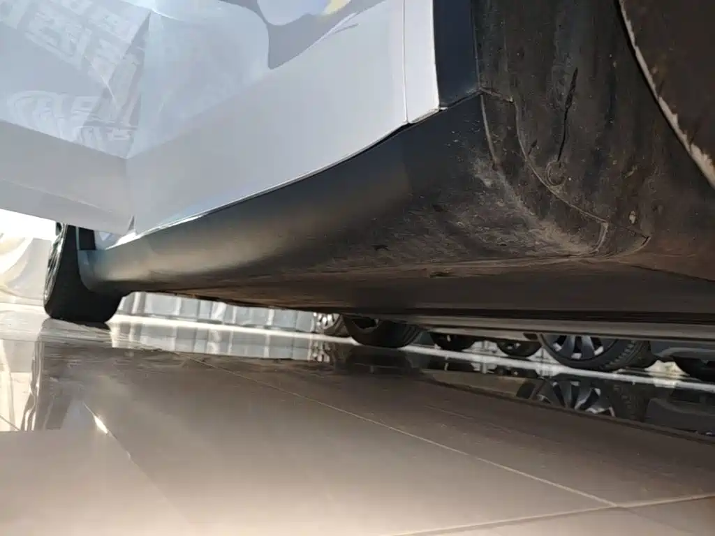 Tesla Model Y — миниатюра 21