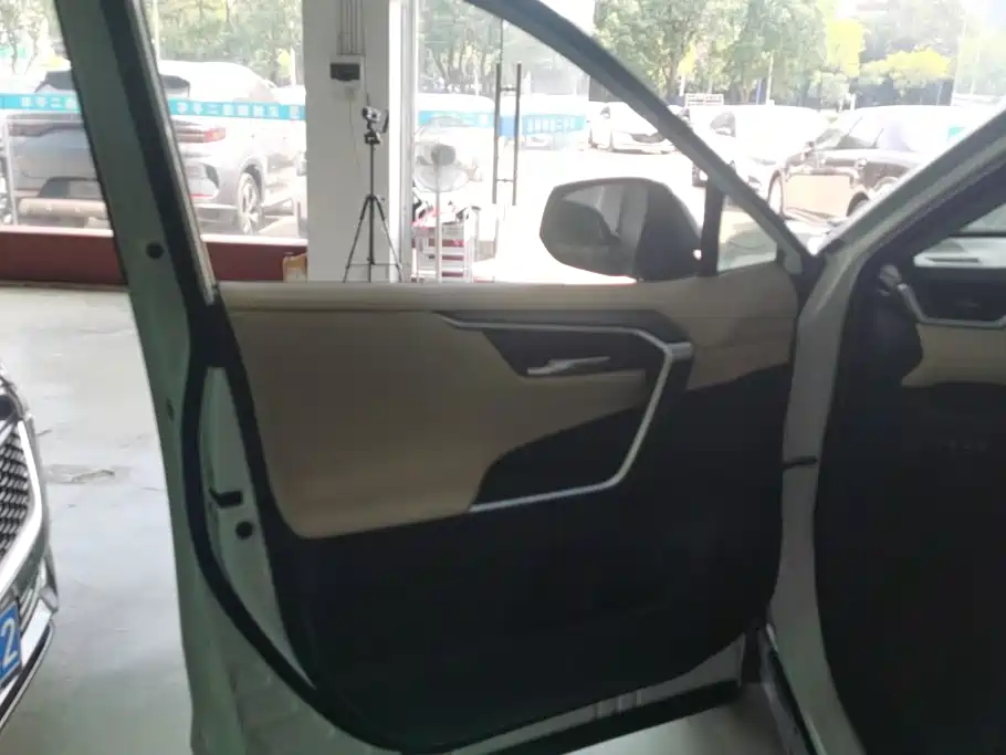 Toyota RAV4 — миниатюра 7