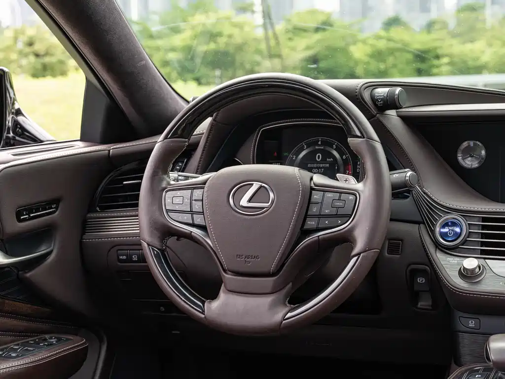 Lexus LS — миниатюра 13
