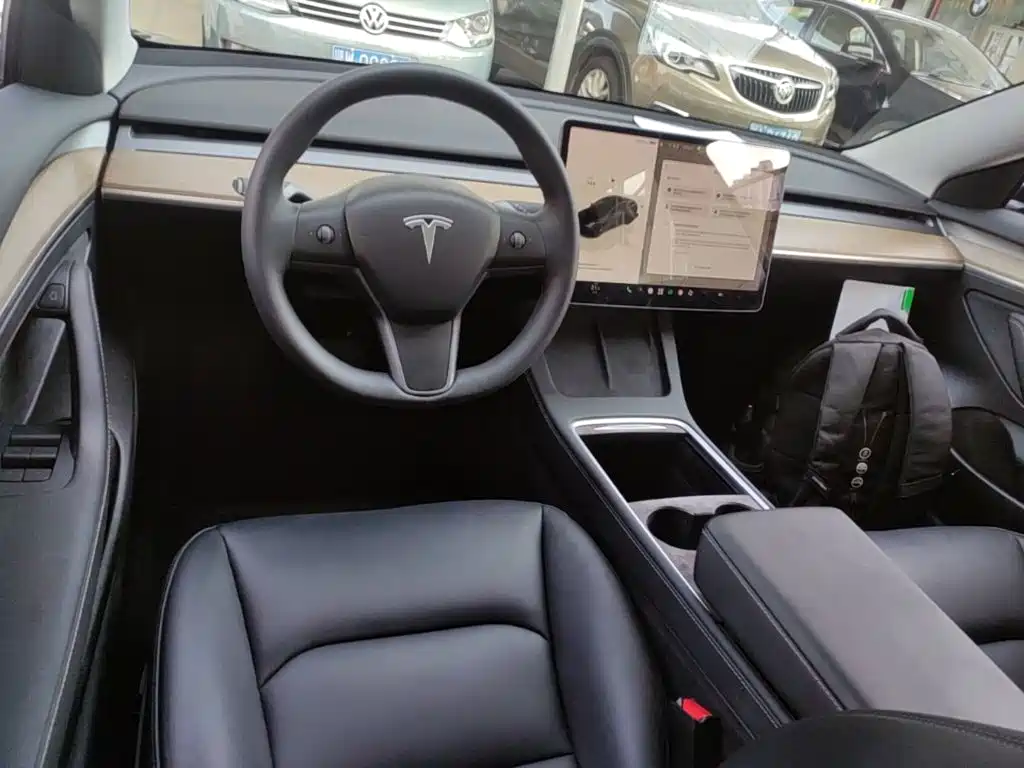 Tesla Model 3 — миниатюра 10