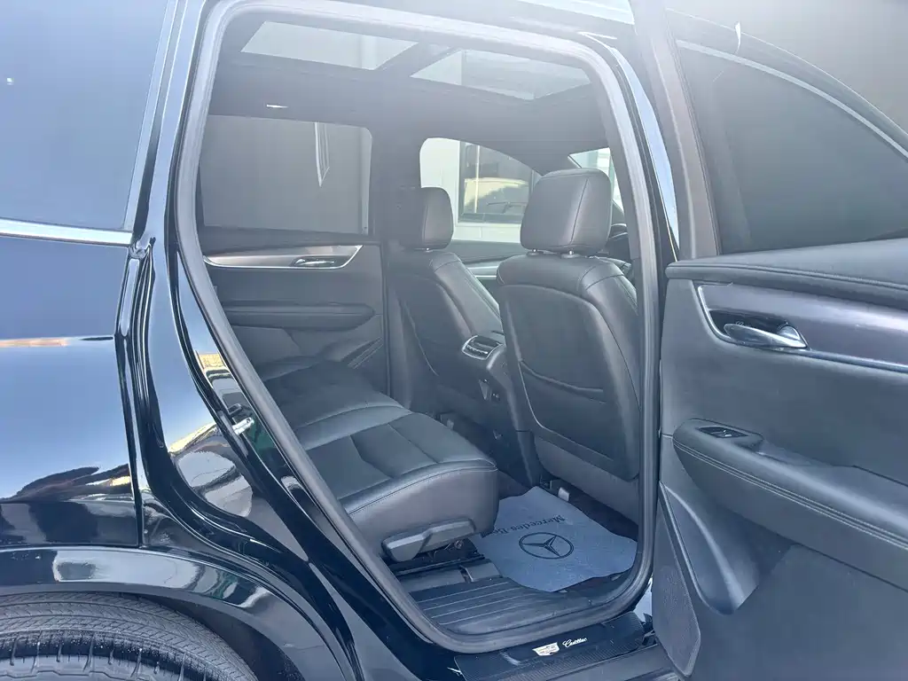 Cadillac XT6 2020 28T мест