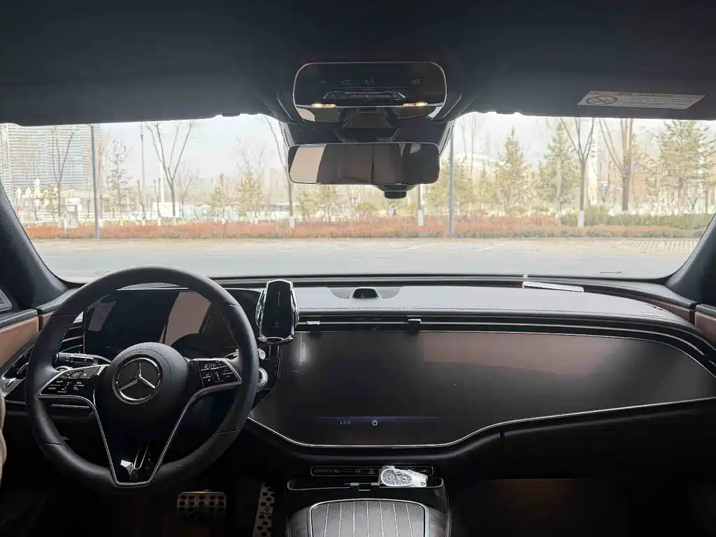 Mercedes-Benz E-Class — миниатюра 8