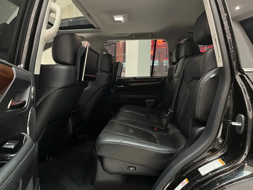 Lexus LX 2017 5.7L