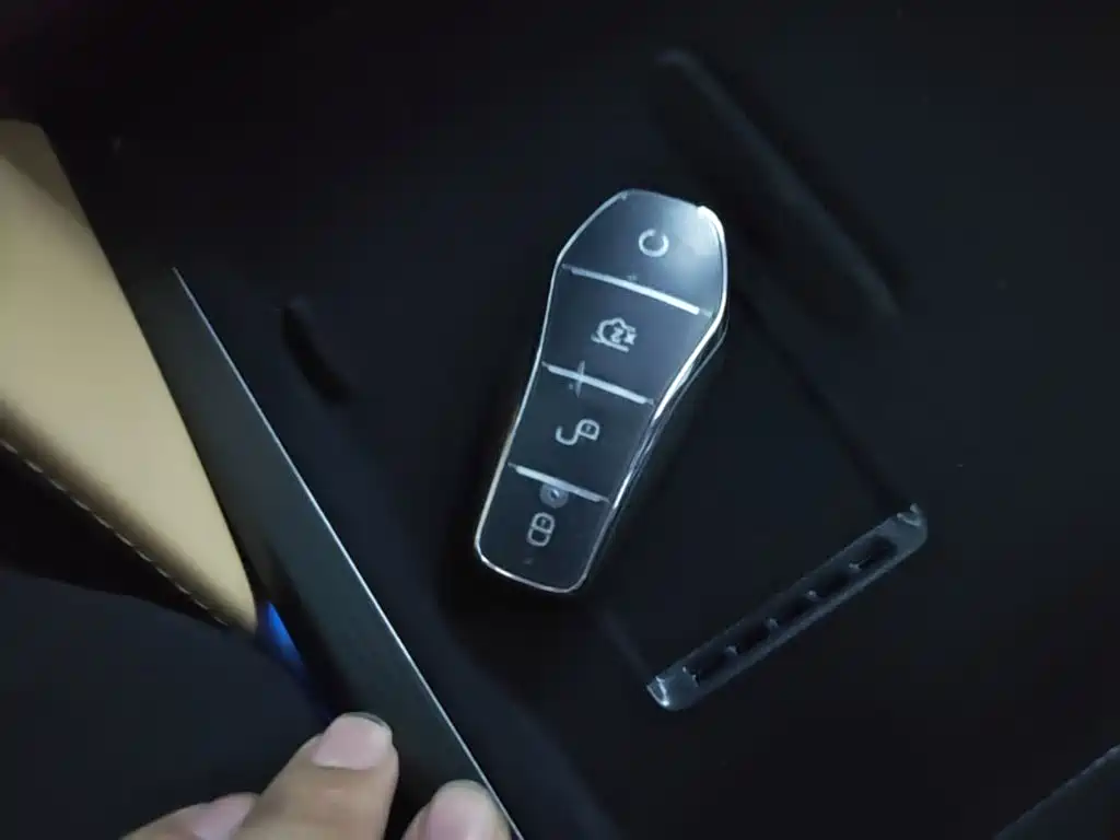 BYD L DM-i — миниатюра 9