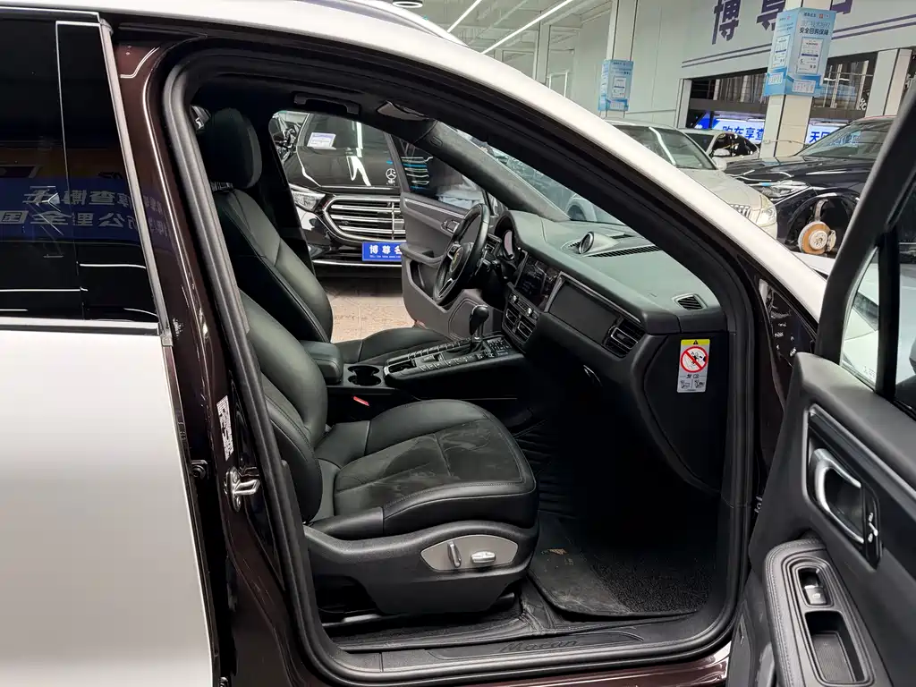 PORSCHE MACAN