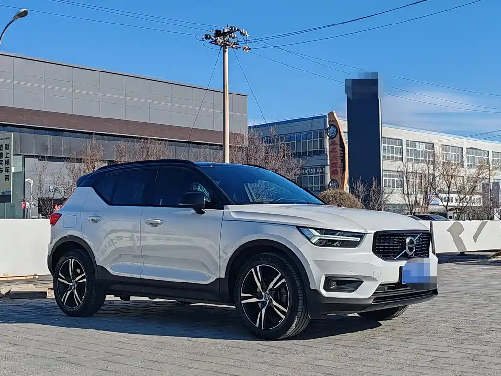 VOLVO XC40