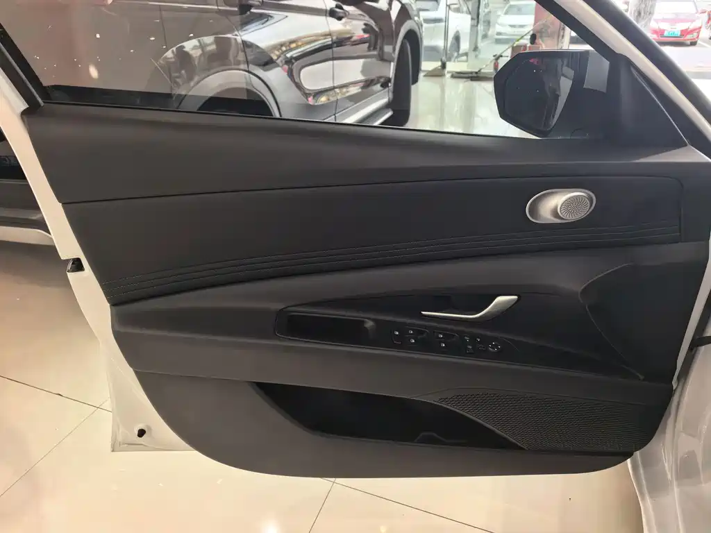 Hyundai Elantra — миниатюра 6