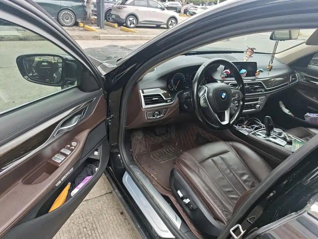 BMW 7 Series — миниатюра 14