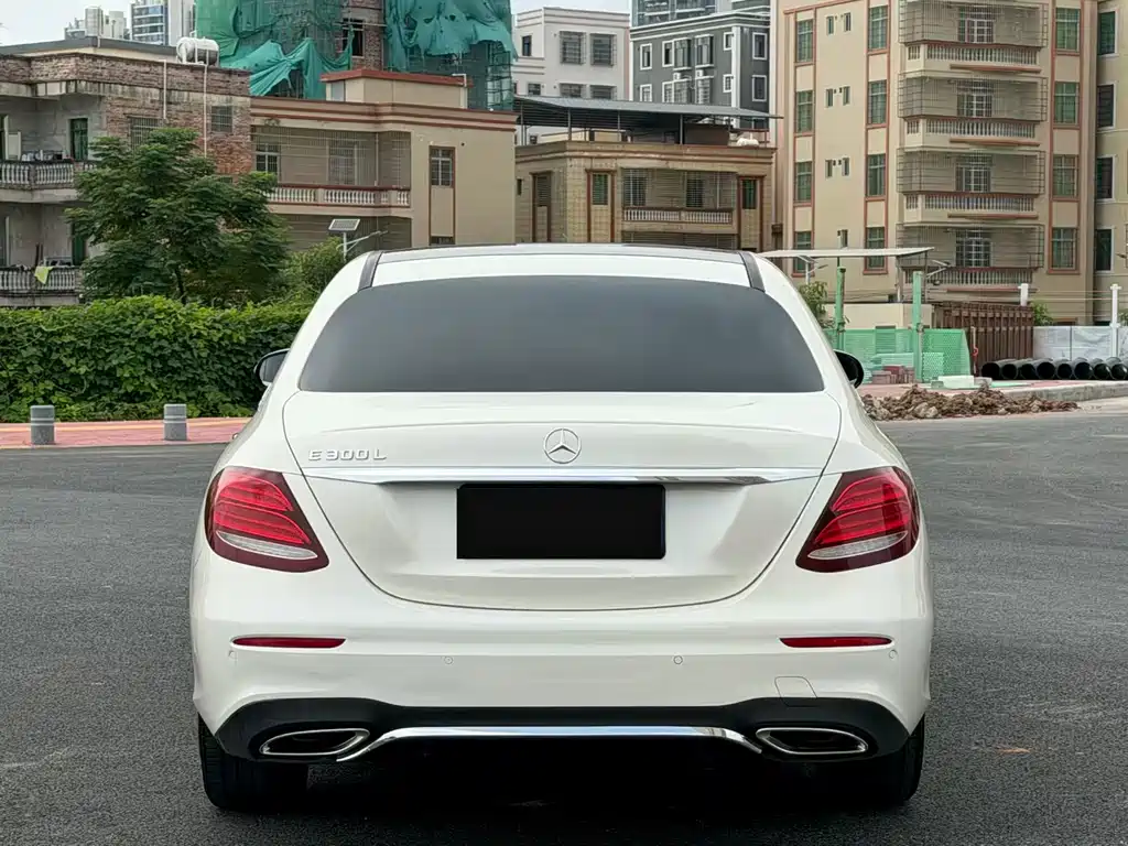 Mercedes-Benz E-Class — миниатюра 8