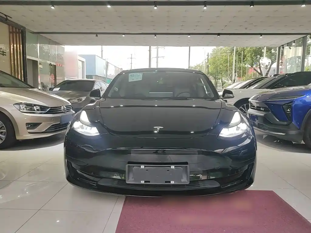 Tesla Model 3 — миниатюра 3