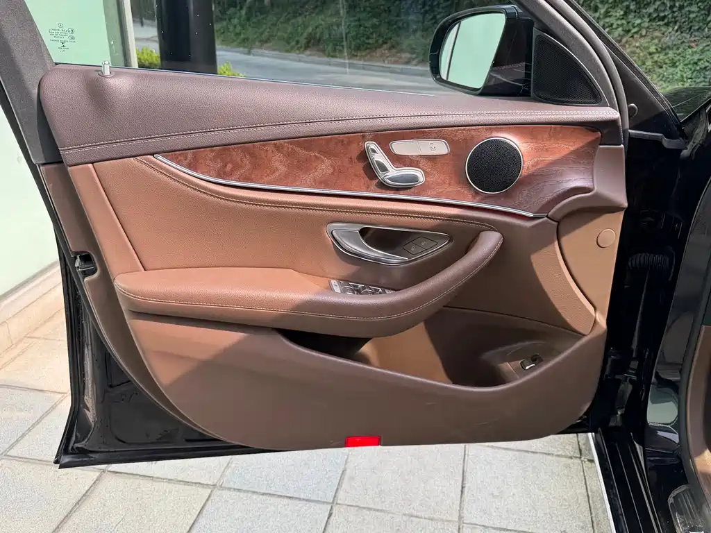 Mercedes-Benz E-Class — миниатюра 13