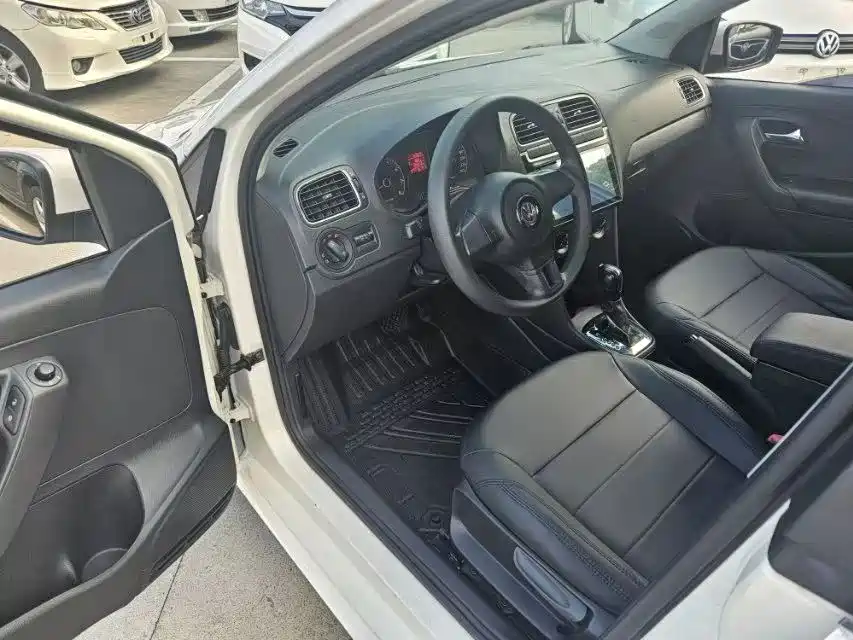 Volkswagen Polo 2011 1.4L AT