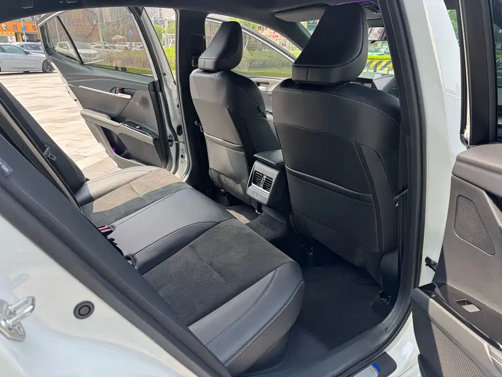 Toyota Camry — миниатюра 11