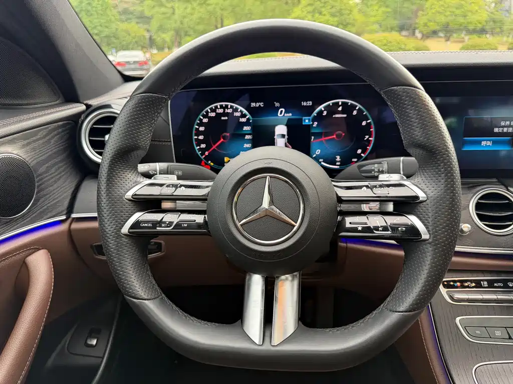 Mercedes-Benz E-Class — миниатюра 14
