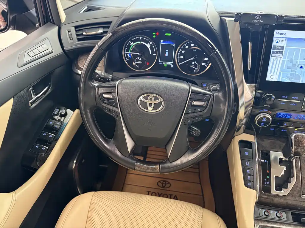Toyota Alphard — миниатюра 9