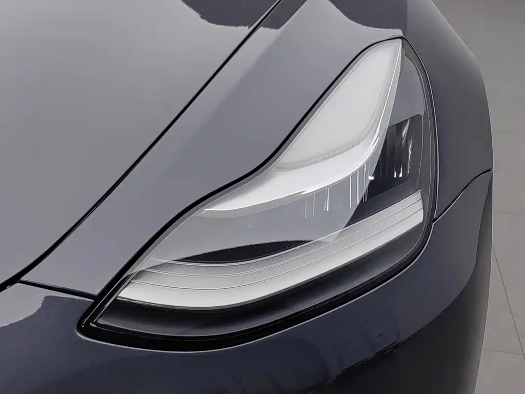 Tesla Model 3 — миниатюра 7