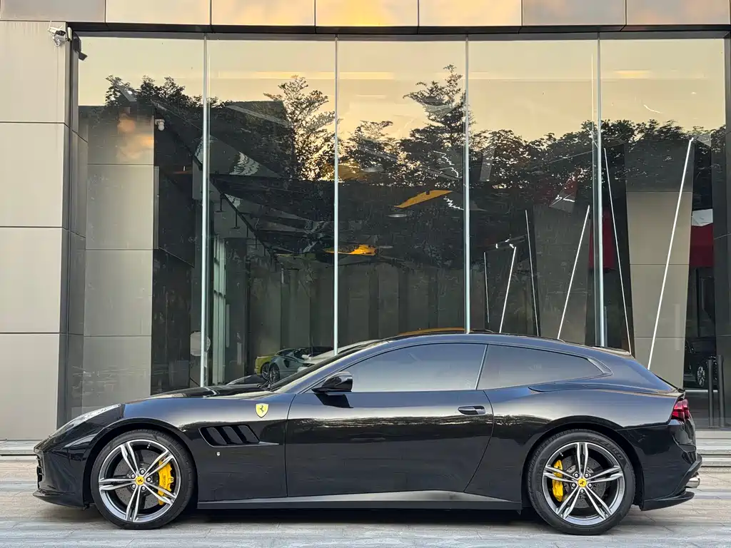 FERRARI GTC4LUSSO