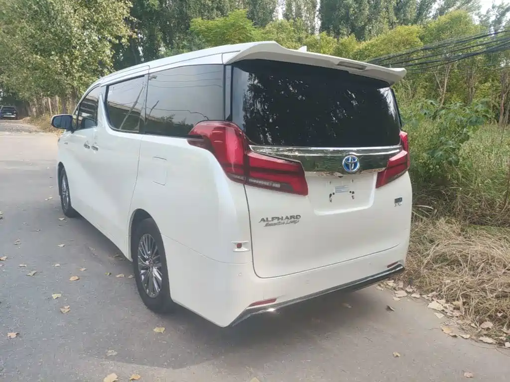 Toyota Alphard — миниатюра 5