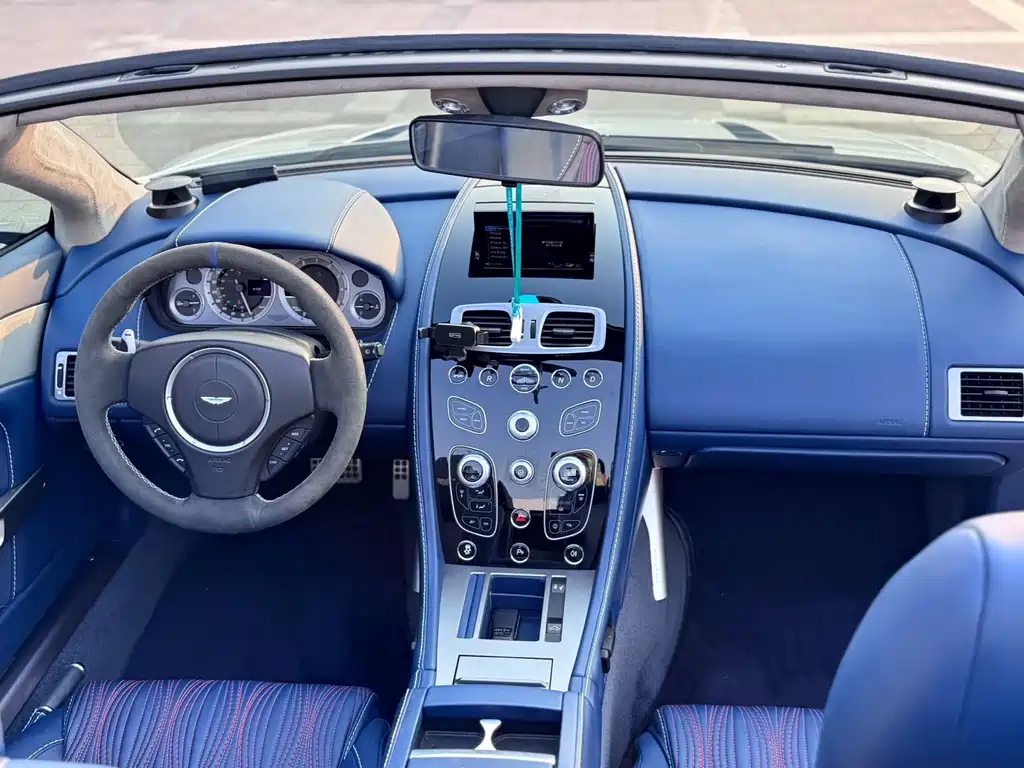 ASTON MARTIN V8 VANTAGE