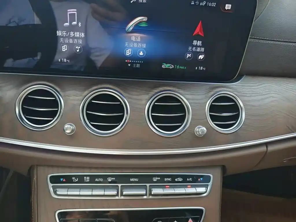 Mercedes-Benz E-Class — миниатюра 11
