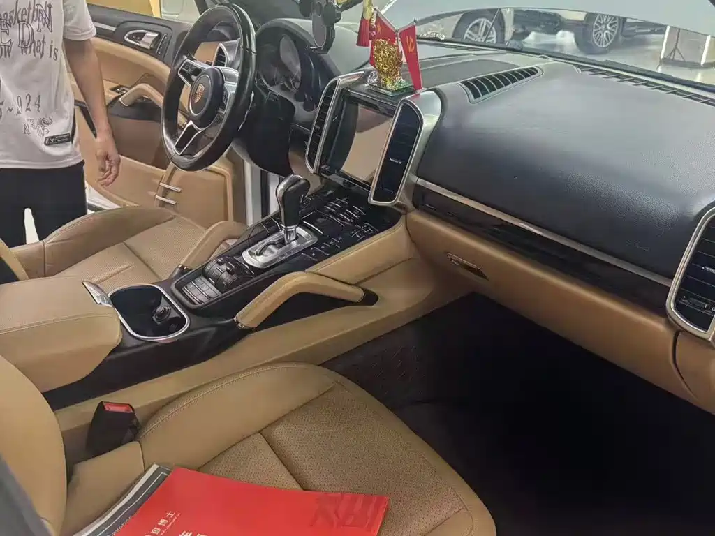 Porsche Cayenne — миниатюра 5