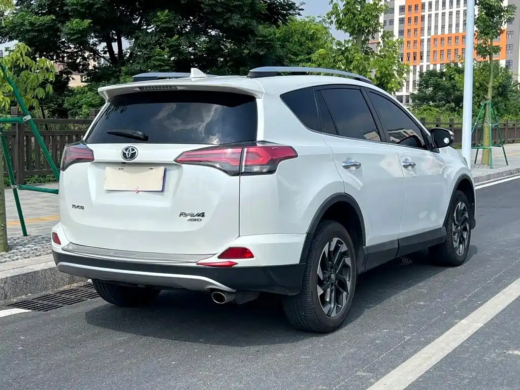 Toyota RAV4 — миниатюра 6