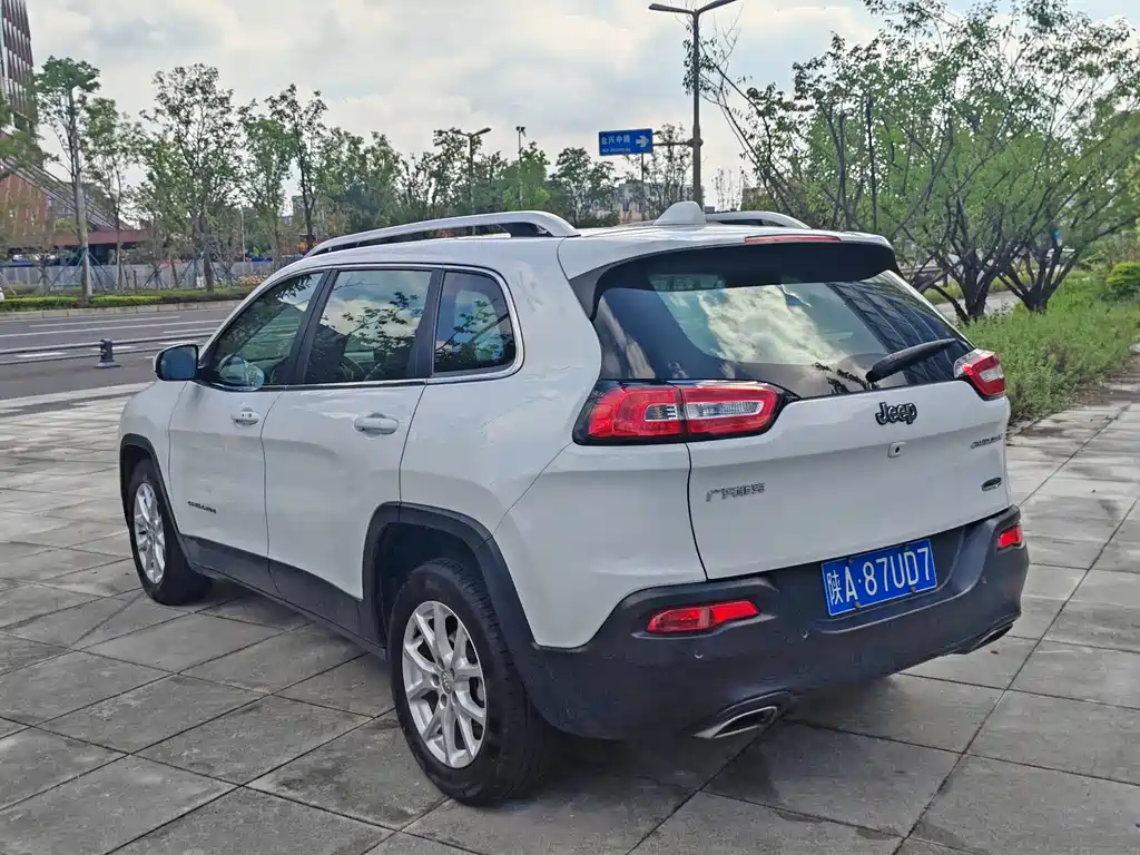 Jeep Cherokee — миниатюра 4