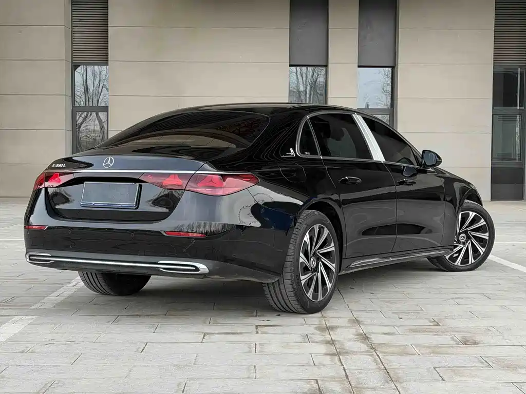 Mercedes-Benz E-Class — миниатюра 6
