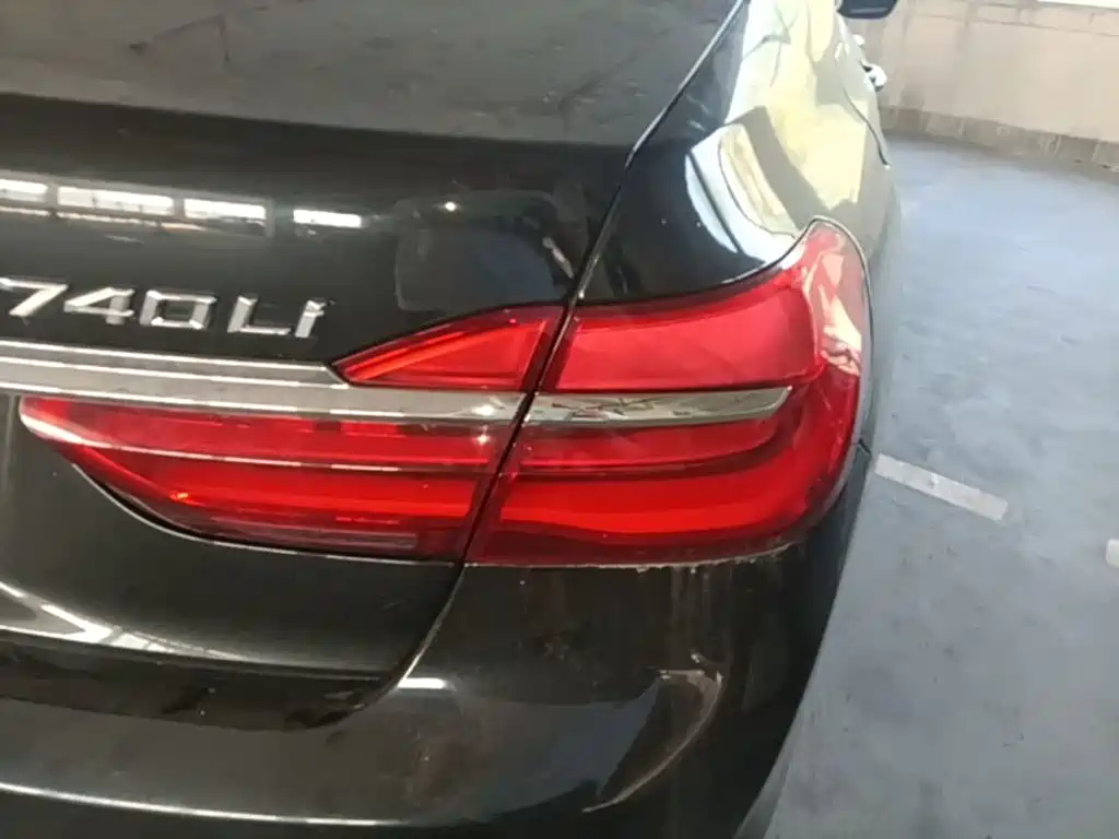 BMW 7 Series — миниатюра 8