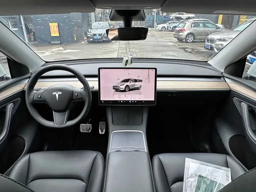 TESLA MODEL Y