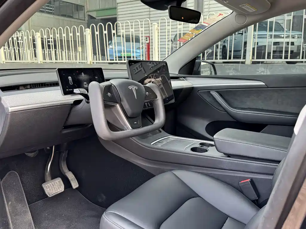 Tesla Model Y — миниатюра 13